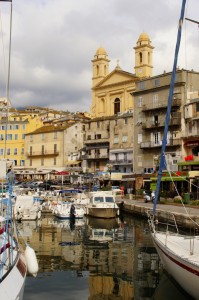 Le vieux port de Bastia au pied de la cathédrale