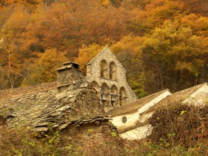Le clocher de l'église sur fond de couleurs d'automne