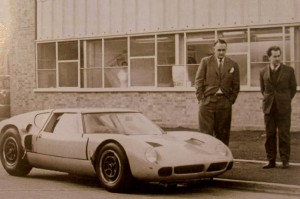 Lola GT Mk 6 et Eric Broadley (à droite)